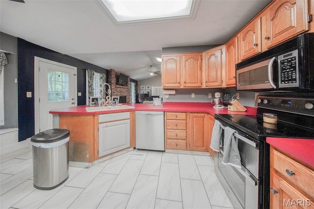 1708 Line Ave, Rolla, MO 65401 - kitchen featuring appliances with stainless steel finishes, a sink, ceiling fan, a peninsula, and vaulted ceiling