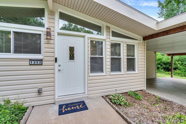 1352 Liggett Dr, Saint Louis, MO 63126