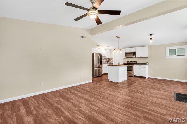 1352 Liggett Dr, Saint Louis, MO 63126