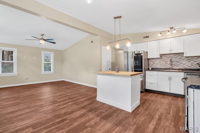 1352 Liggett Dr, Saint Louis, MO 63126