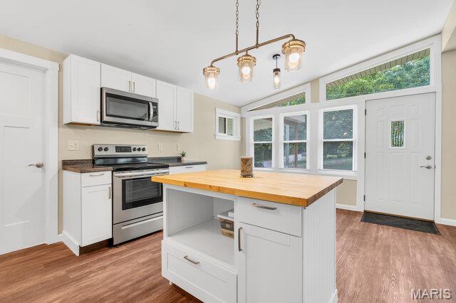 1352 Liggett Dr, Saint Louis, MO 63126