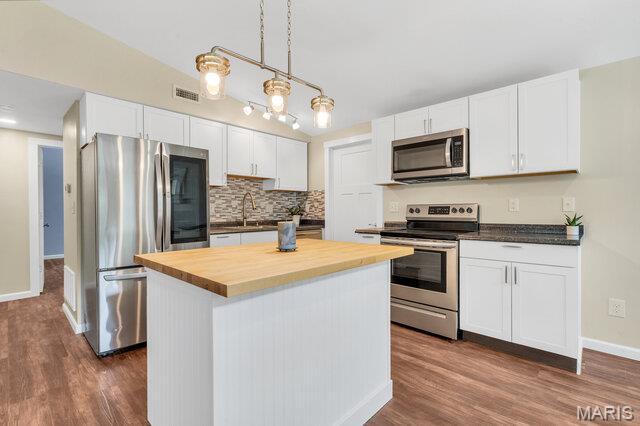 1352 Liggett Dr, Saint Louis, MO 63126