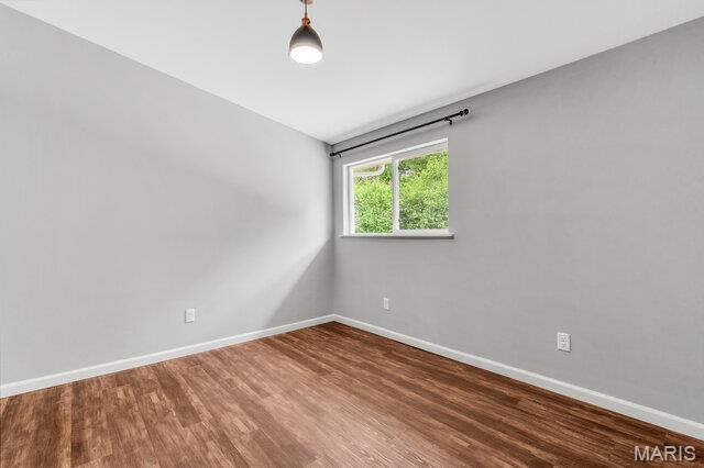 1352 Liggett Dr, Saint Louis, MO 63126