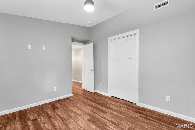 1352 Liggett Dr, Saint Louis, MO 63126