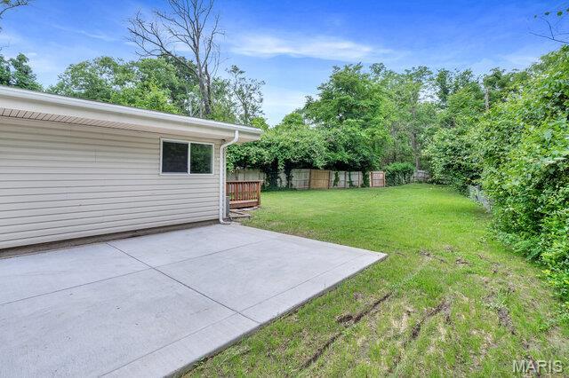 1352 Liggett Dr, Saint Louis, MO 63126