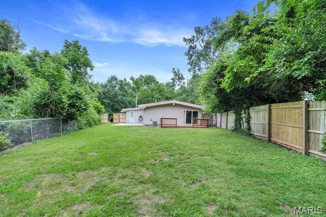1352 Liggett Dr, Saint Louis, MO 63126