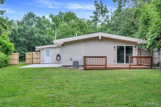 1352 Liggett Dr, Saint Louis, MO 63126