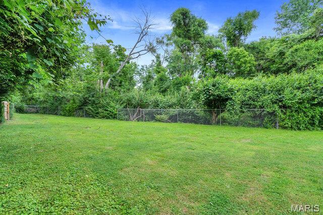1352 Liggett Dr, Saint Louis, MO 63126