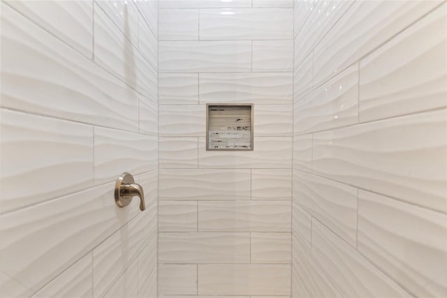 3535 Giles Ave, Saint Louis, MO 63116 - bathroom view of tiled shower