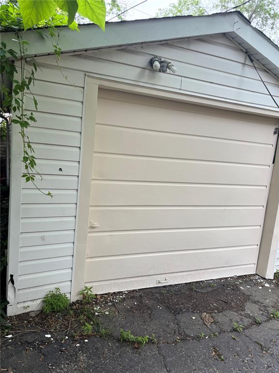 8324 Strathmore Pl, Jennings, MO 63136 - view of garage