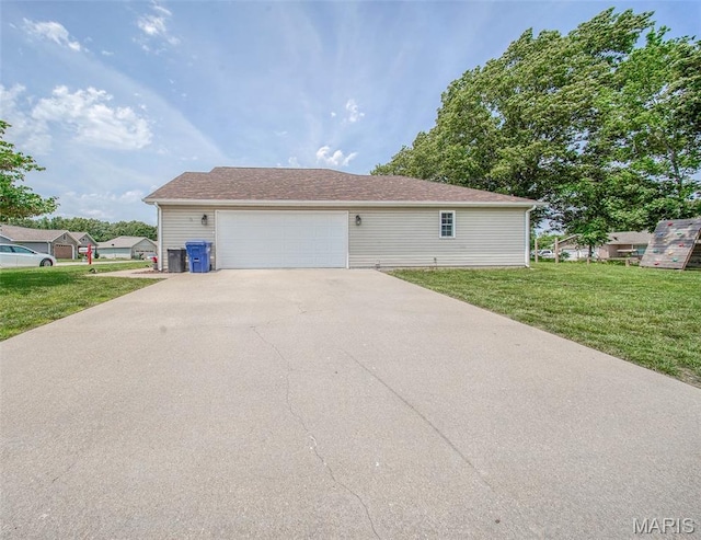 11195 Lexington Ln, Rolla, MO 65401 - view of home's exterior featuring a yard, driveway, and an attached garage