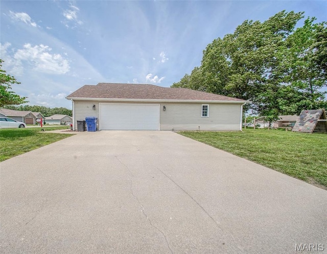 11195 Lexington Ln, Rolla, MO 65401 - view of property exterior with a lawn and driveway