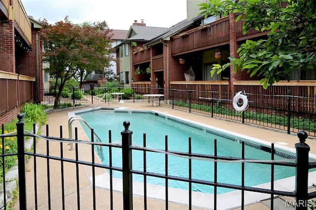 4465 W Pine Blvd Unit 15, Saint Louis, MO 63108 - community pool with a patio