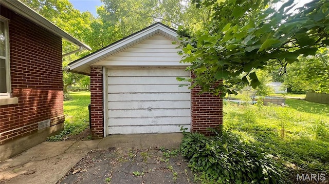 315 E College Ave, Fredericktown, MO 63645 - garage with concrete driveway