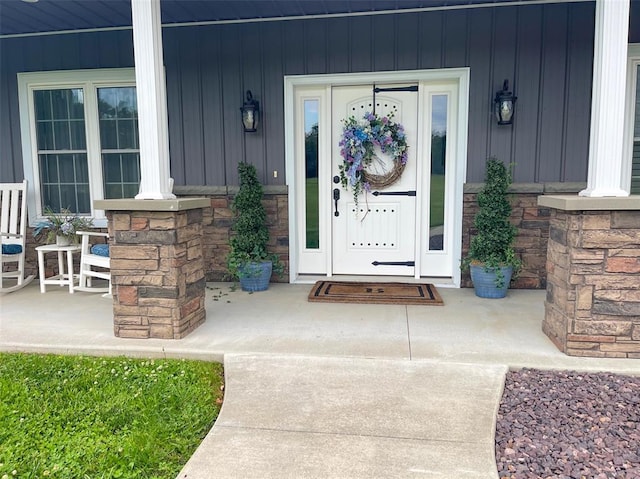 18428 Lake Circle Dr, Dexter, MO 63841 - entrance to property featuring a porch and board and batten siding