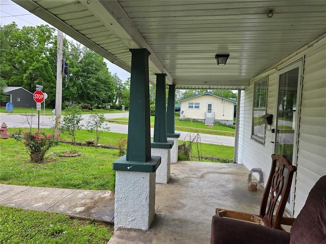 533 W Hawthorne St, Houston, MO 65483 - porch featuring a lawn