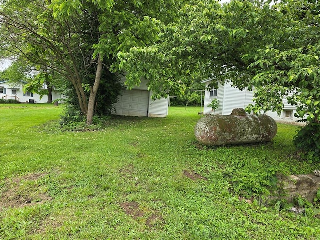 533 W Hawthorne St, Houston, MO 65483 - view of grassy yard featuring a detached garage and an outdoor structure
