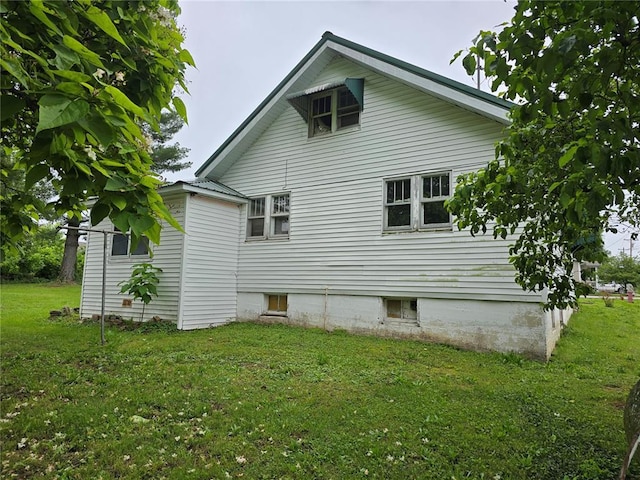 533 W Hawthorne St, Houston, MO 65483 - view of property exterior featuring a lawn