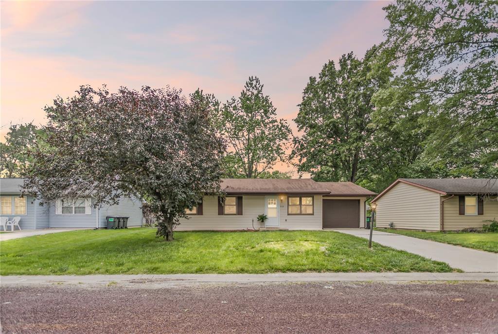 713 Beebe Dr, Mascoutah, IL 62258 - ranch-style home featuring concrete driveway, a yard, and an attached garage