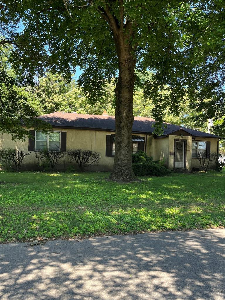 711 Lester St, Kennett, MO 63857 - view of front facade with a front lawn and stucco siding