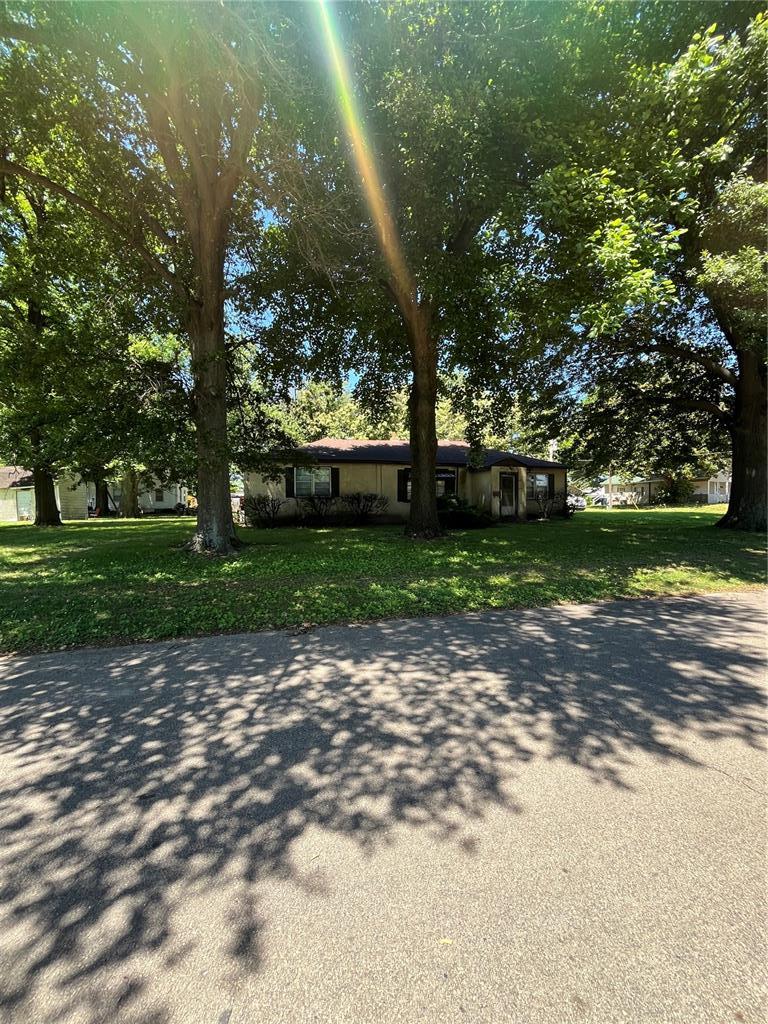711 Lester St, Kennett, MO 63857 - view of front of house featuring a front yard