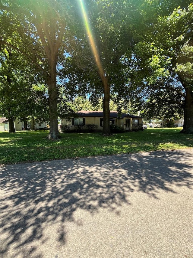 711 Lester St, Kennett, MO 63857 - view of front of house featuring a front yard