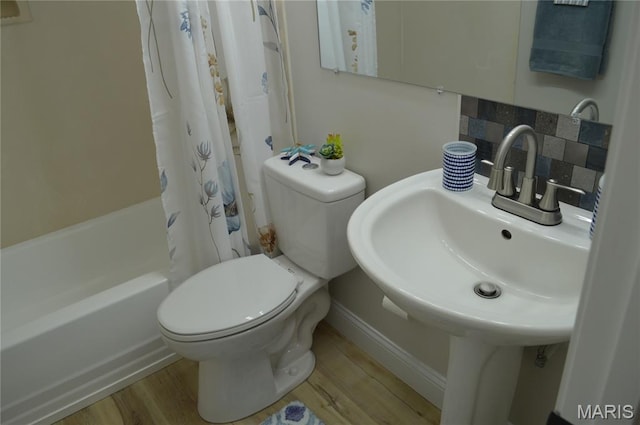 115 Lemans Ct Unit 115, Lake St Louis, MO 63367 - bathroom featuring toilet, wood finished floors, shower / bath combination with curtain, and backsplash