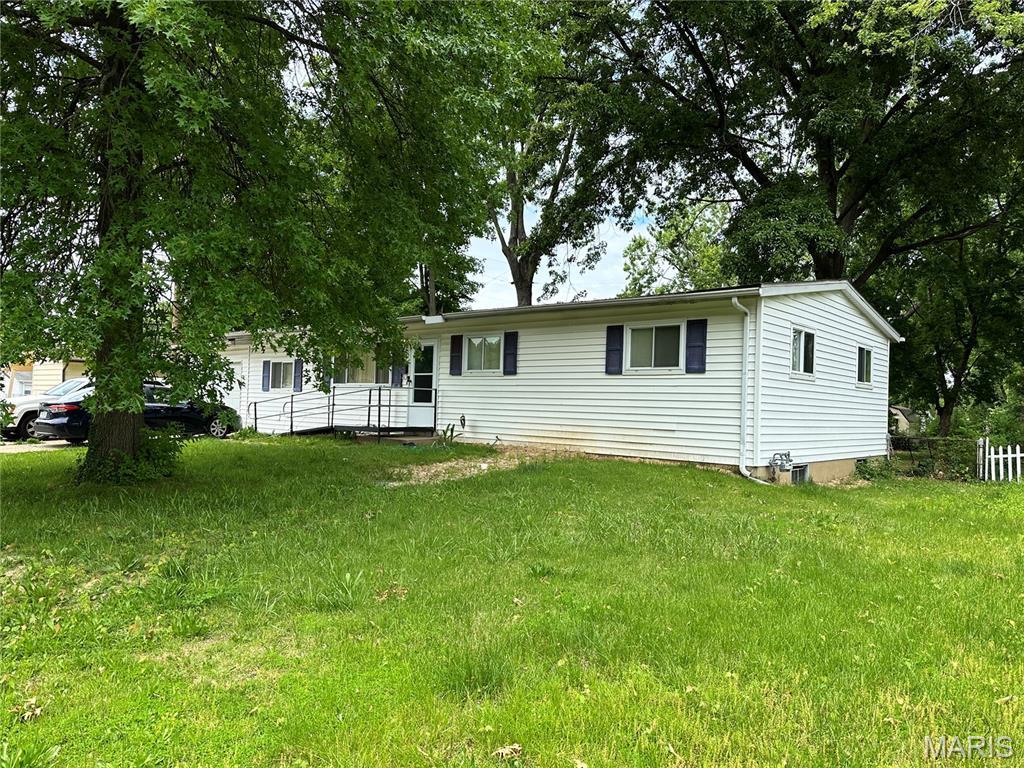 1285 Pamela Dr, Florissant, MO 63031 - photo 1