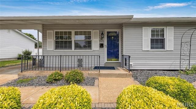 995 Sherman Ln, Florissant, MO 63031 - view of exterior entry featuring a porch