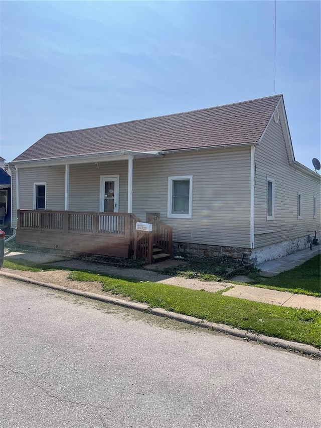 715 Lyon St, Hannibal, MO 63401 - view of front of home with a porch and roof with shingles