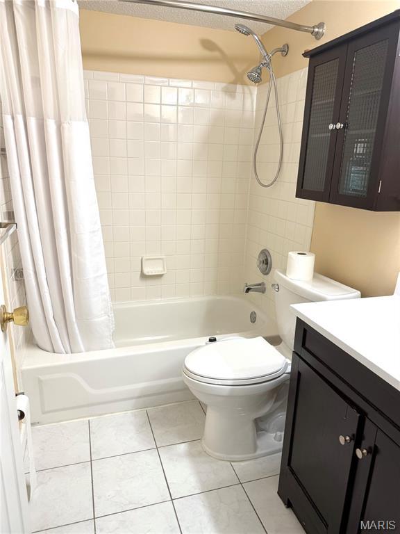 905 Hanna Place Ct Unit C, Manchester, MO 63021 - bathroom with shower / tub combo, vanity, toilet, tile patterned flooring, and a textured ceiling