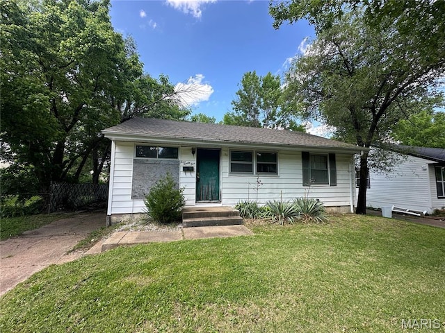 425 Crawford Rd, Riverview, MO 63137 - view of front facade with a front lawn