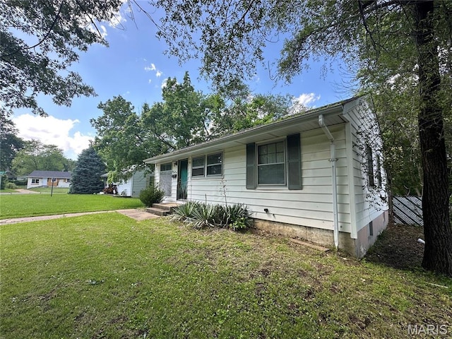 425 Crawford Rd, Riverview, MO 63137 - view of front facade with a front lawn