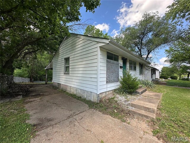 425 Crawford Rd, Riverview, MO 63137 - view of side of property with a lawn