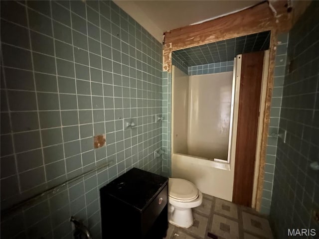 425 Crawford Rd, Riverview, MO 63137 - full bathroom featuring tile walls, toilet, and vanity