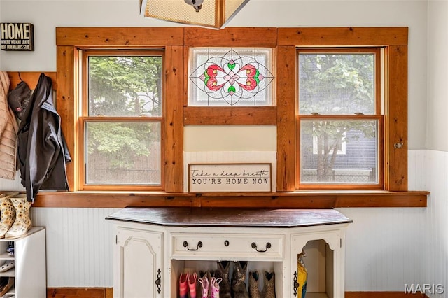 805 W Columbia St, Farmington, MO 63640 - detailed view of wood walls