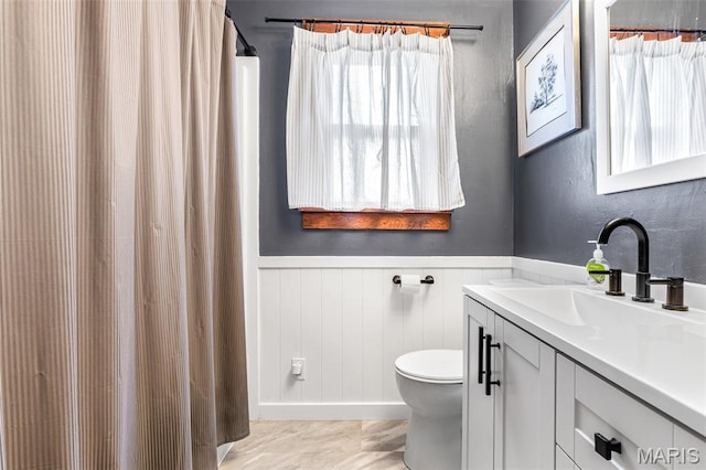 805 W Columbia St, Farmington, MO 63640 - full bath with vanity, toilet, wainscoting, and a shower with shower curtain