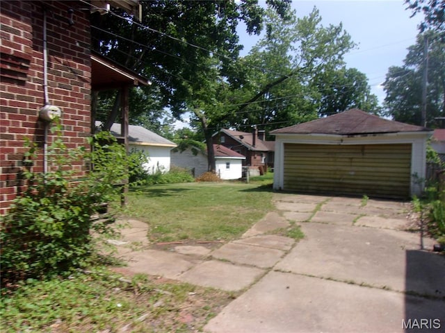7622 Springdale Dr, Pasadena Park, MO 63121 - view of green lawn featuring a detached garage and an outdoor structure