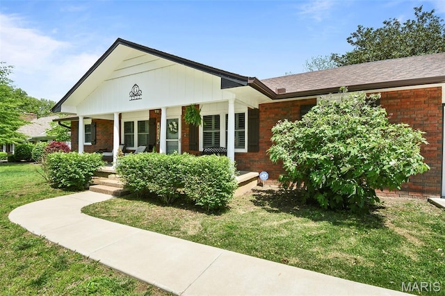 1522 S Oakland Ave, Bolivar, MO 65613 - view of front facade featuring a porch, brick siding, and a front yard
