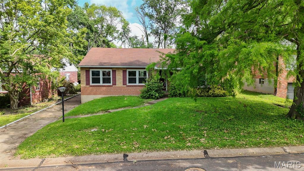 8115 Edinburgh Dr, Saint Louis, MO 63105 - photo 1