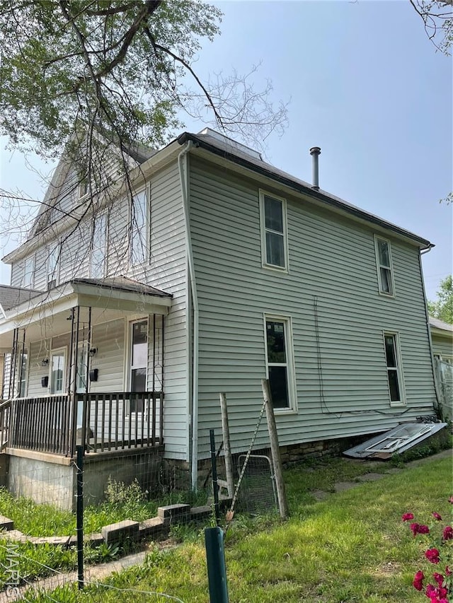 1908-19 Hope St, Hannibal, MO 63401 - view of side of property featuring a porch