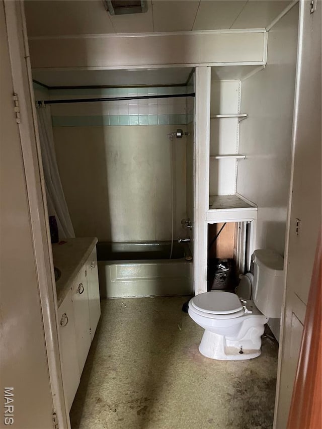 1908-19 Hope St, Hannibal, MO 63401 - full bath featuring toilet, shower / bathtub combination, and vanity