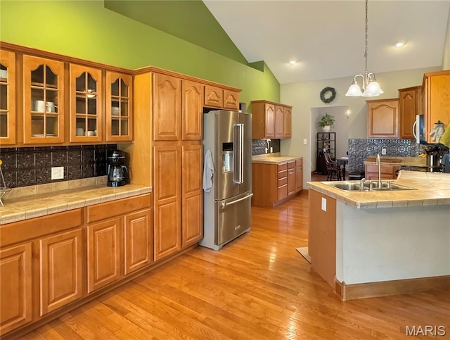 495 Oak Field Ct, Washington, MO 63090 - kitchen with stainless steel appliances, a sink, tasteful backsplash, glass insert cabinets, and vaulted ceiling