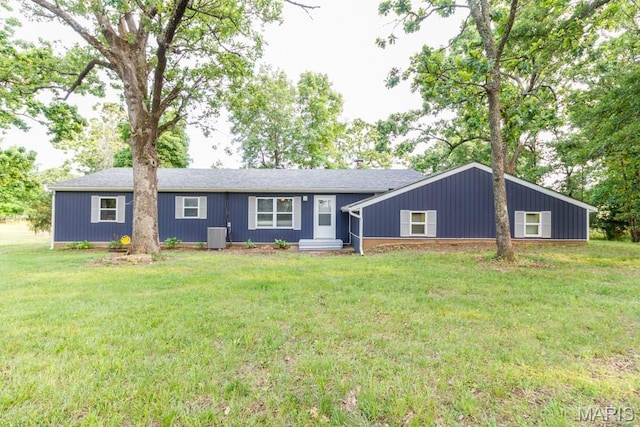 22250 Keepsake Rd, Lebanon, MO 65536 - view of front facade with a front lawn and central air condition unit