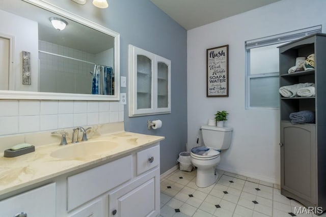 22250 Keepsake Rd, Lebanon, MO 65536 - full bath featuring vanity, baseboards, toilet, tile patterned floors, and backsplash