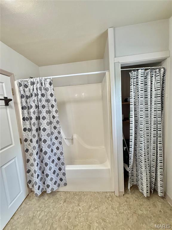 720 S Main St, Arcadia, MO 63621 - bathroom with shower / tub combo