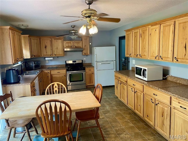 702 E Silver, Naylor, MO 63953 - kitchen with white appliances, under cabinet range hood, ceiling fan, a sink, and a textured ceiling