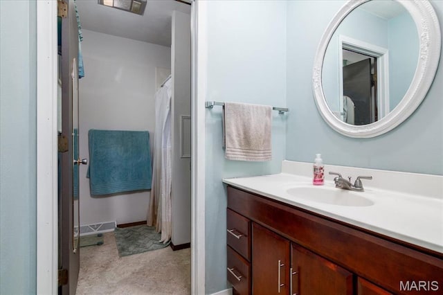 1170 Bond St, Carlyle, IL 62231 - full bath featuring vanity, baseboards, and curtained shower