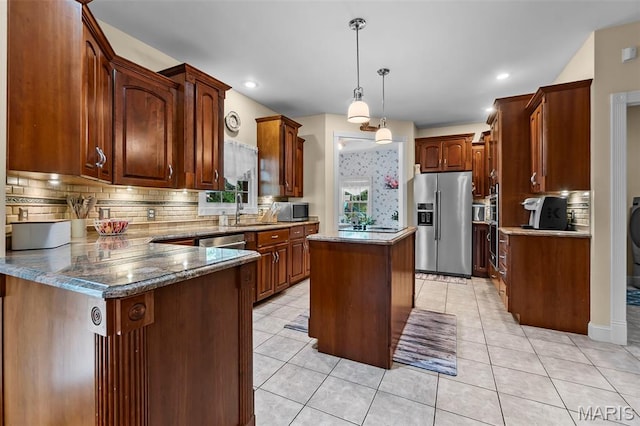 807 Caribou Ct, Cape Girardeau, MO 63701 - kitchen featuring appliances with stainless steel finishes, tasteful backsplash, a sink, a center island, and a peninsula