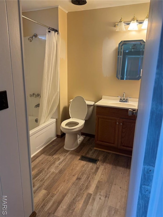 516 S 12th St, Bowling Green, MO 63334 - bathroom featuring wood finished floors, toilet, vanity, and shower / tub combo with curtain